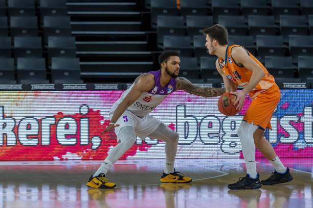 在中场控制 在中场控制